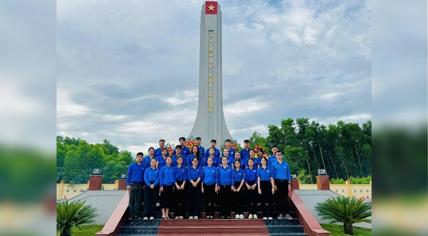 ĐOÀN TRƯỜNG CAO ĐẲNG MIỀN TRUNG DÂNG HOA, DÂNG HƯƠNG TRI ÂN CÁC ANH HÙNG LIỆT SĨ | Trường Cao Đẳng Miền Trung