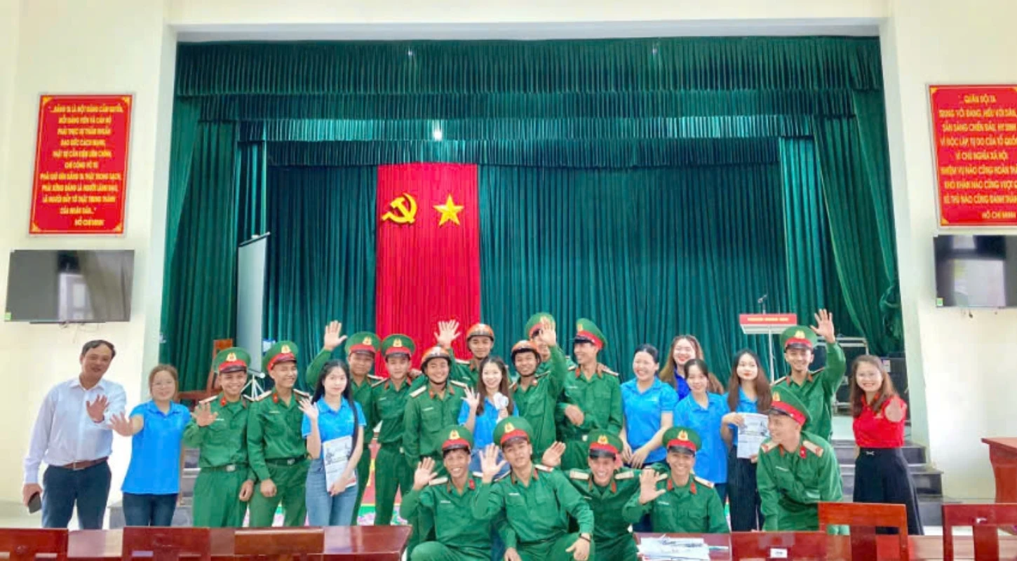 Tư Vấn Hướng Nghiệp Cho Chiến Sĩ Bộ Đội Xuất Ngũ Trung Đoàn 885 Năm 2025 | Trường Cao Đẳng Miền Trung