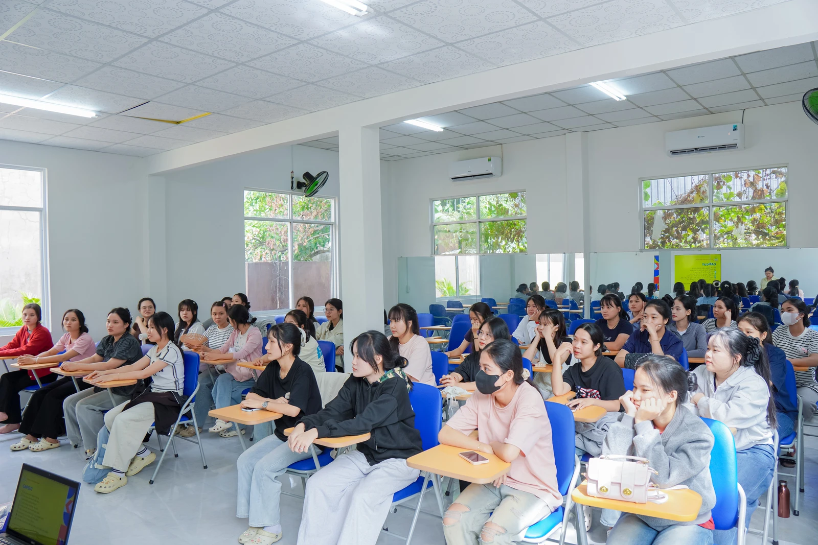 TÂN SINH VIÊN K26 ĐƯỢC HƯỚNG DẪN ỨNG DỤNG AI TRONG HỌC TẬP