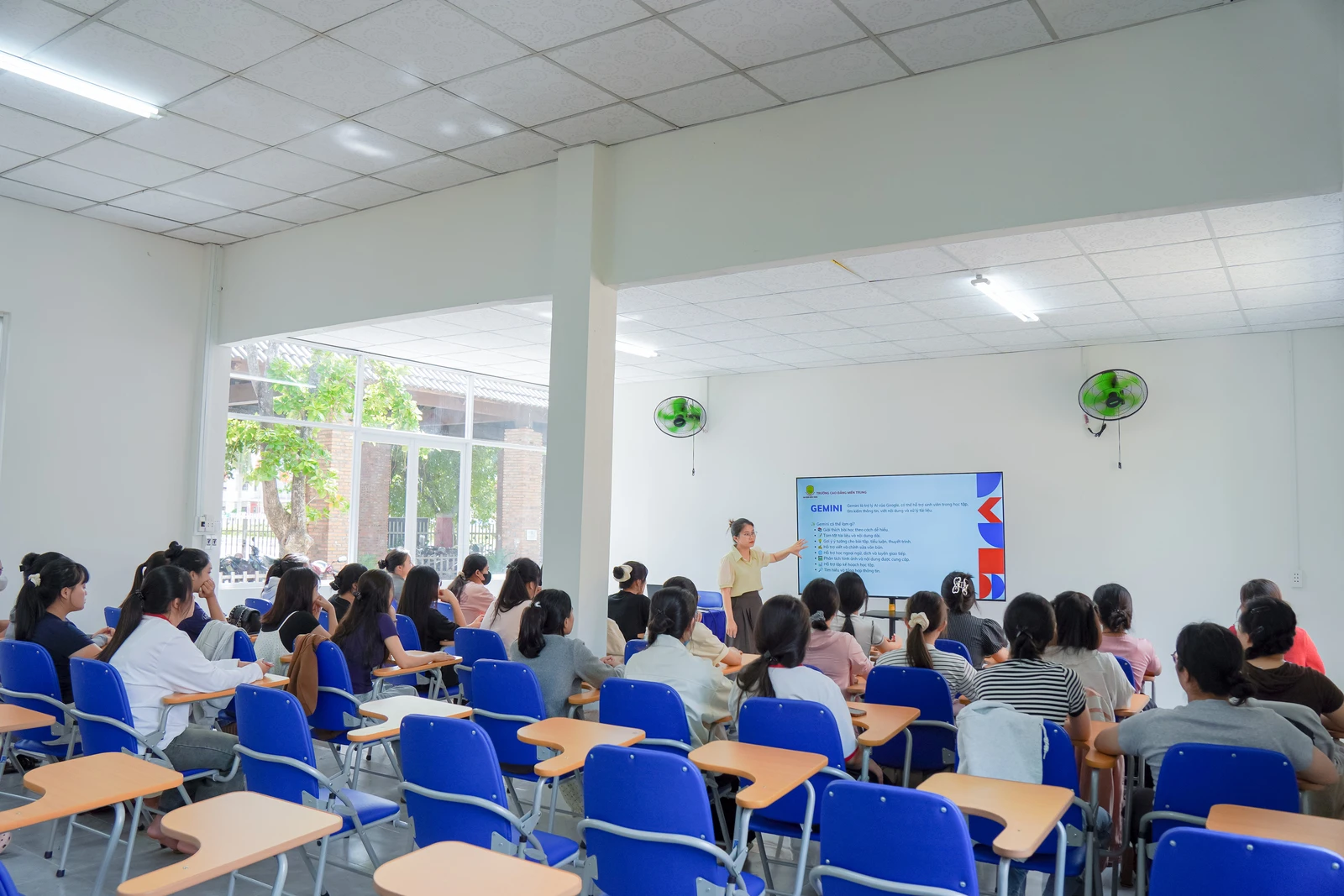 TÂN SINH VIÊN K26 ĐƯỢC HƯỚNG DẪN ỨNG DỤNG AI TRONG HỌC TẬP