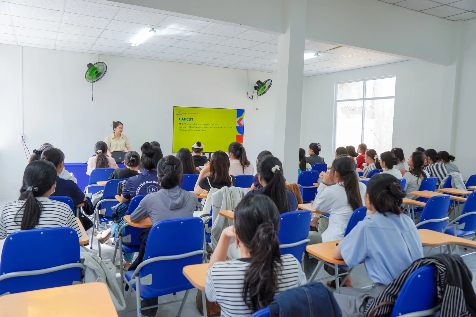 TÂN SINH VIÊN K26 ĐƯỢC HƯỚNG DẪN ỨNG DỤNG AI TRONG HỌC TẬP