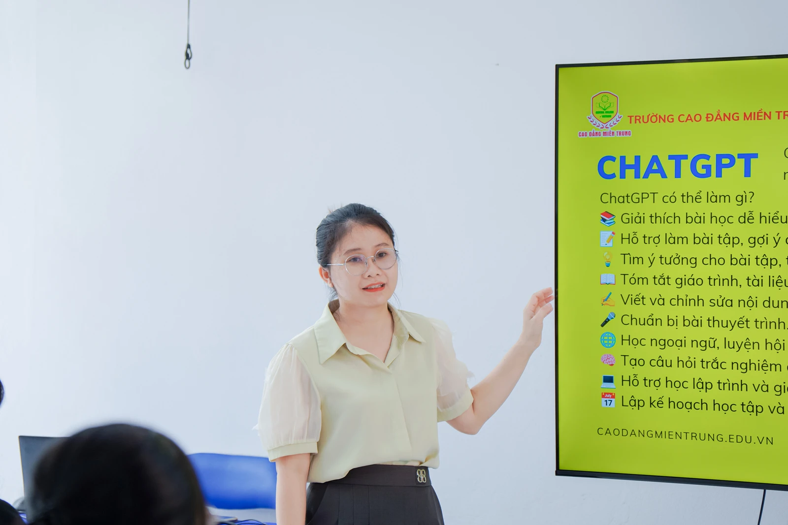 TÂN SINH VIÊN K26 ĐƯỢC HƯỚNG DẪN ỨNG DỤNG AI TRONG HỌC TẬP