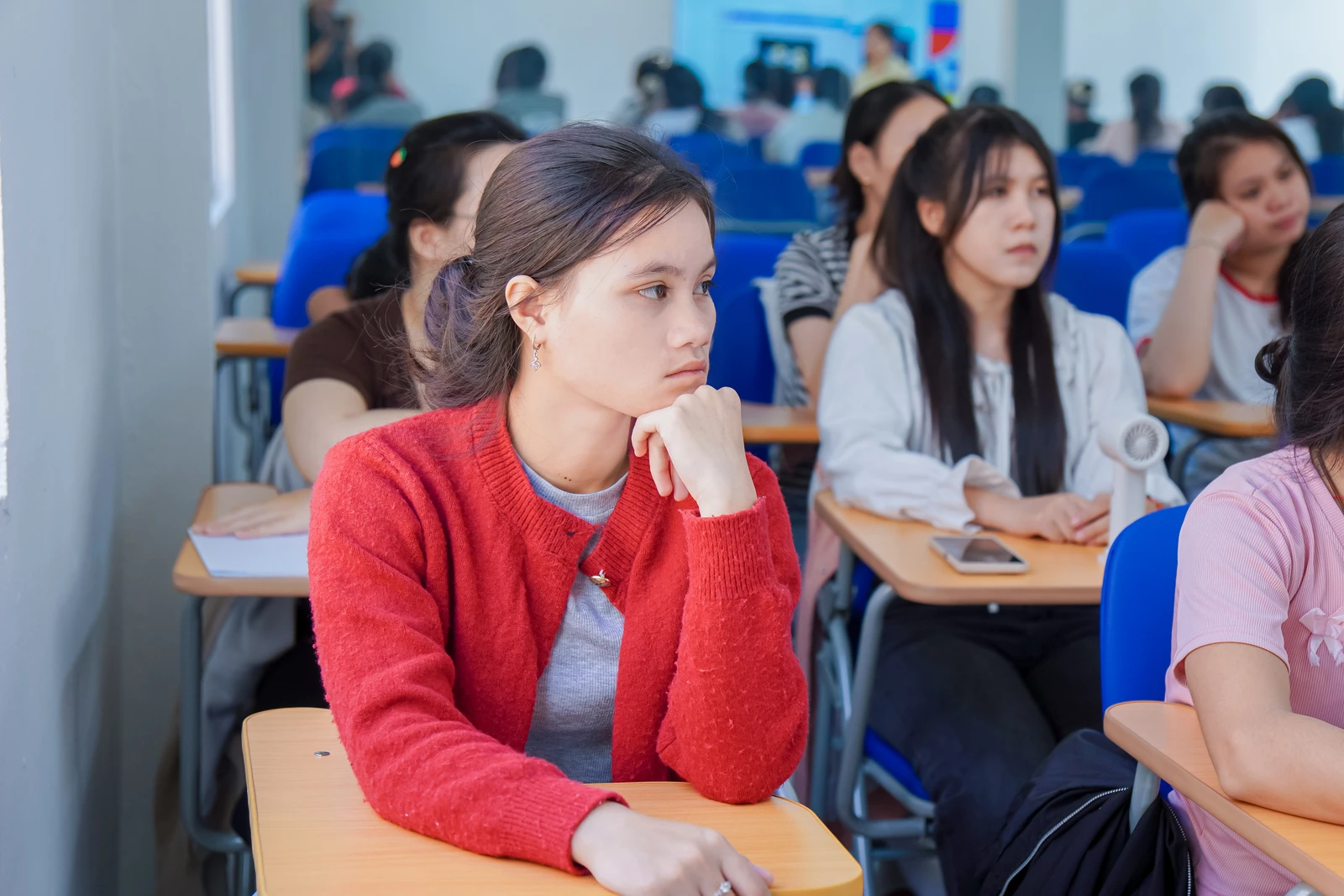 TÂN SINH VIÊN K26 ĐƯỢC HƯỚNG DẪN ỨNG DỤNG AI TRONG HỌC TẬP