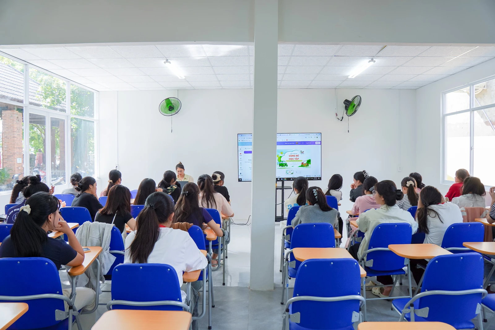 TÂN SINH VIÊN K26 ĐƯỢC HƯỚNG DẪN ỨNG DỤNG AI TRONG HỌC TẬP