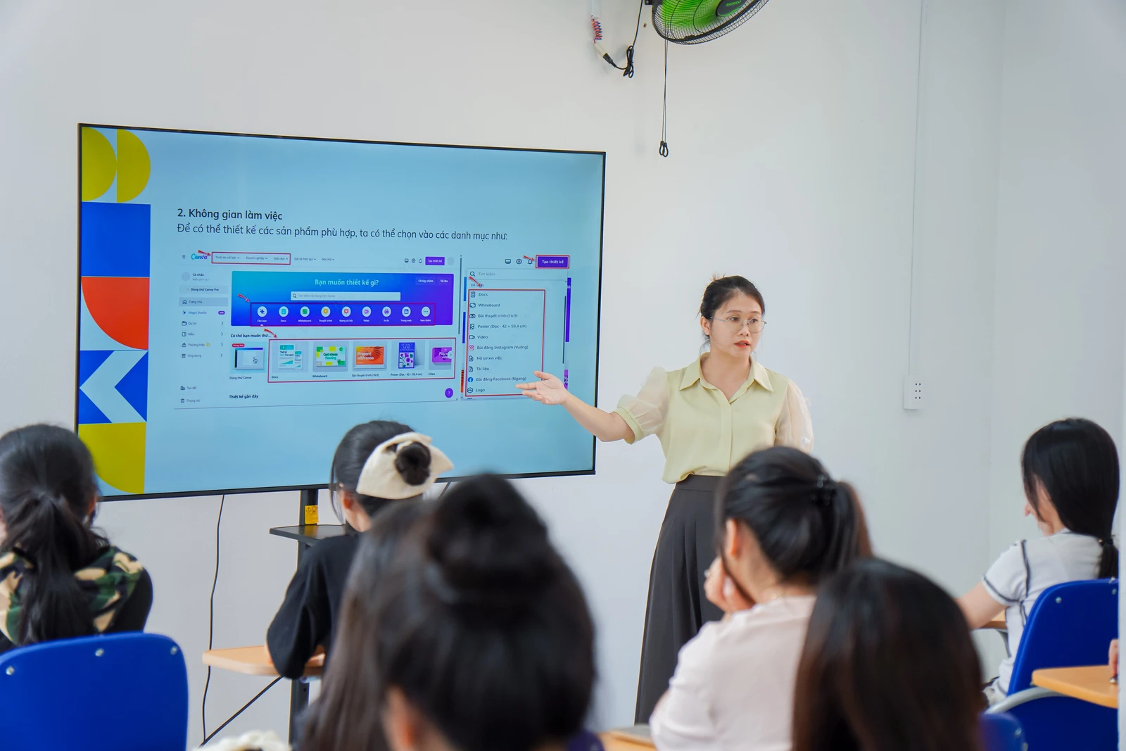 TÂN SINH VIÊN K26 ĐƯỢC HƯỚNG DẪN ỨNG DỤNG AI TRONG HỌC TẬP
