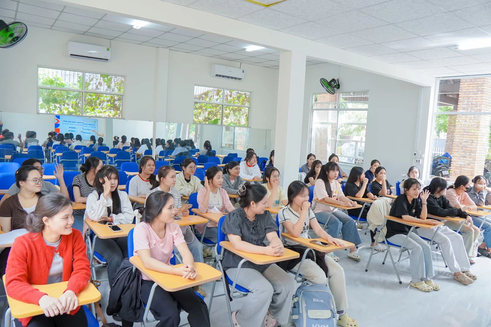 TÂN SINH VIÊN K26 ĐƯỢC HƯỚNG DẪN ỨNG DỤNG AI TRONG HỌC TẬP