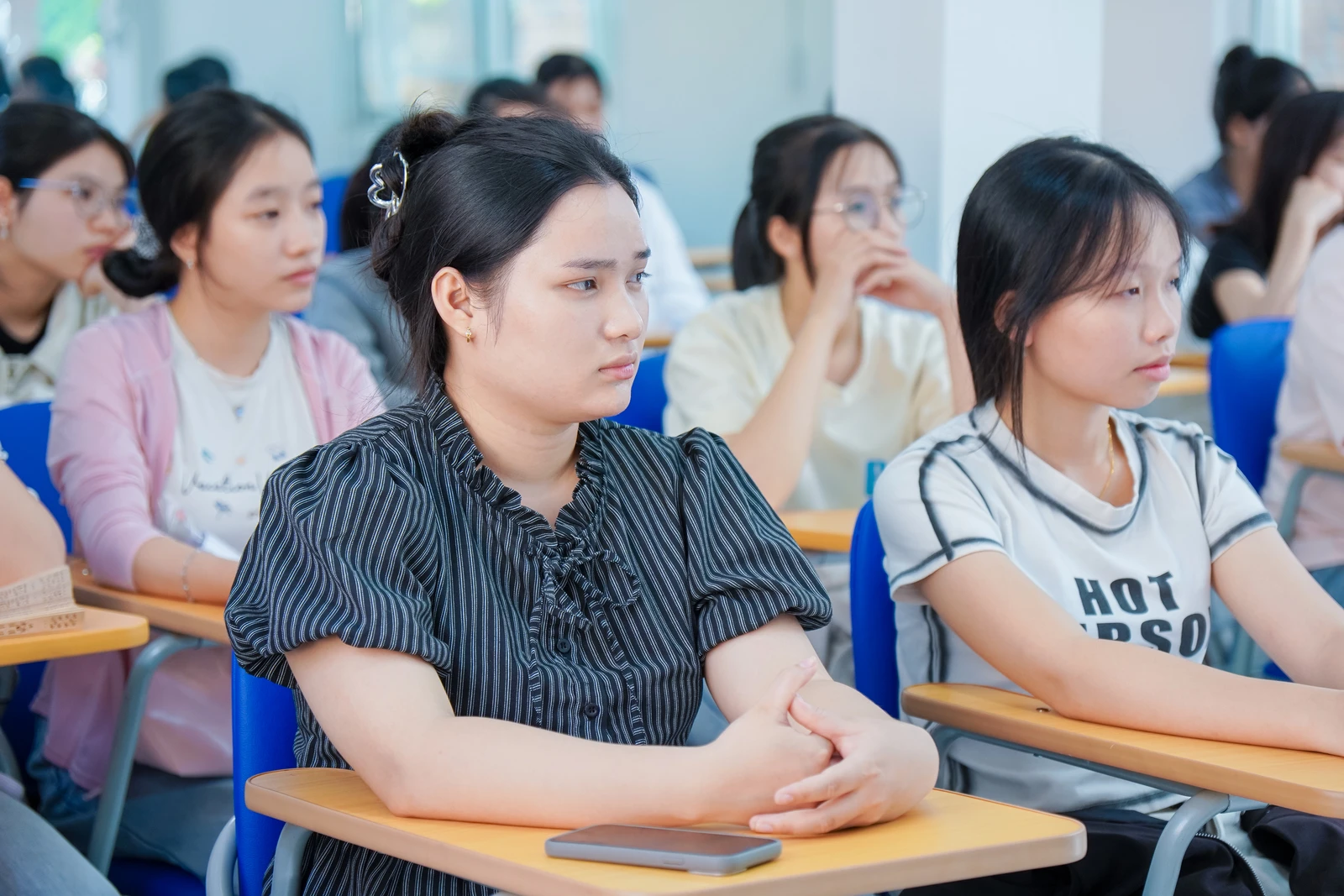 TÂN SINH VIÊN K26 ĐƯỢC HƯỚNG DẪN ỨNG DỤNG AI TRONG HỌC TẬP