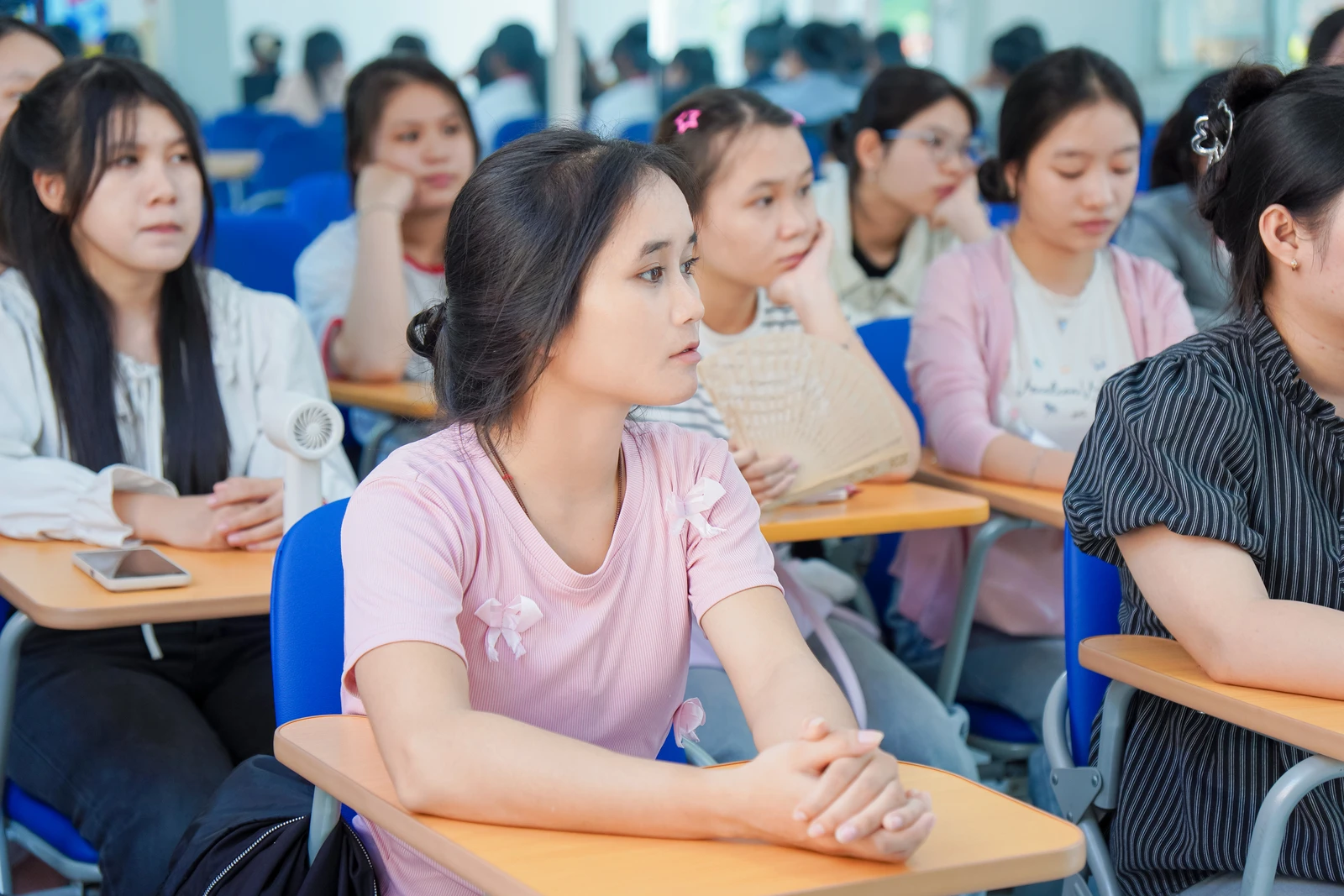 TÂN SINH VIÊN K26 ĐƯỢC HƯỚNG DẪN ỨNG DỤNG AI TRONG HỌC TẬP