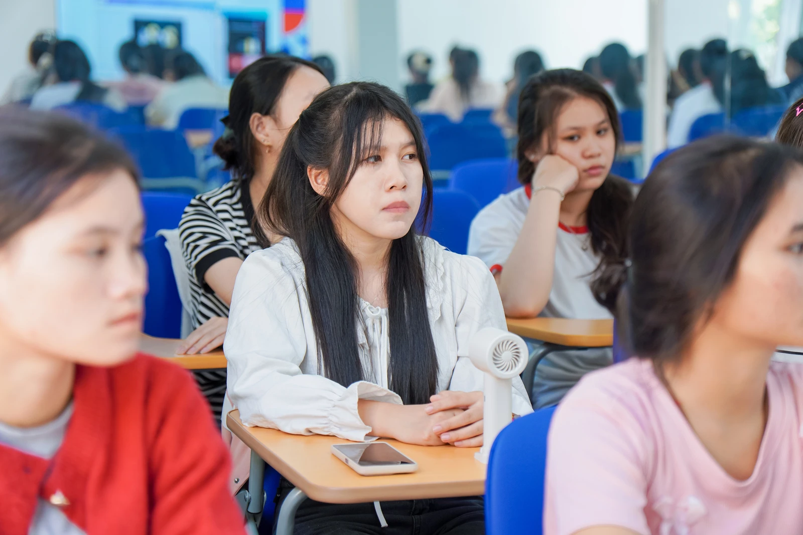 TÂN SINH VIÊN K26 ĐƯỢC HƯỚNG DẪN ỨNG DỤNG AI TRONG HỌC TẬP