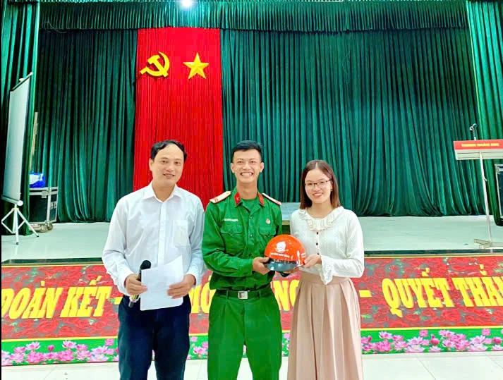 Tư vấn hướng nghiệp cho chiến sĩ bộ đội xuất ngũ Trung đoàn 885 | Cao đẳng Miền Trung