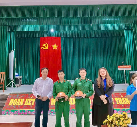 Tư vấn hướng nghiệp cho chiến sĩ bộ đội xuất ngũ Trung đoàn 885 | Cao đẳng Miền Trung