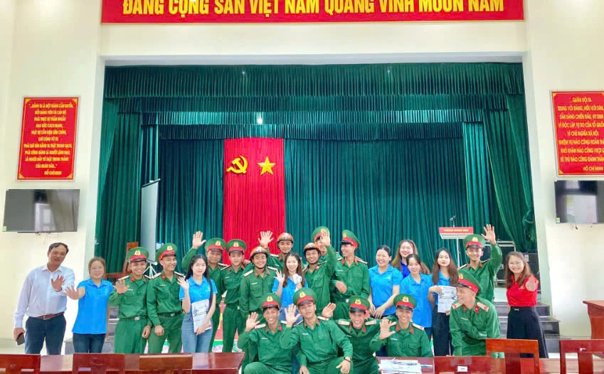 Tư vấn hướng nghiệp cho chiến sĩ bộ đội xuất ngũ Trung đoàn 885 | Cao đẳng Miền Trung