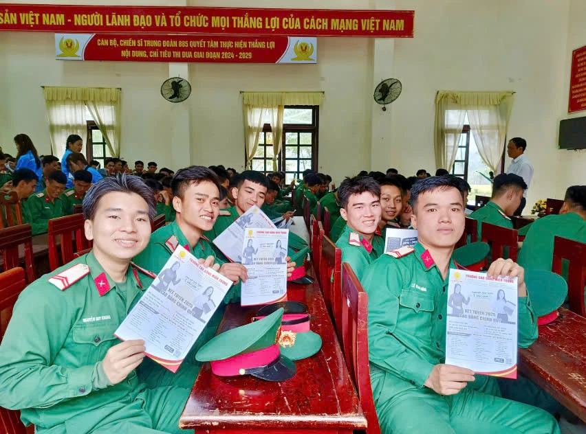Tư vấn hướng nghiệp cho chiến sĩ bộ đội xuất ngũ Trung đoàn 885 | Cao đẳng Miền Trung