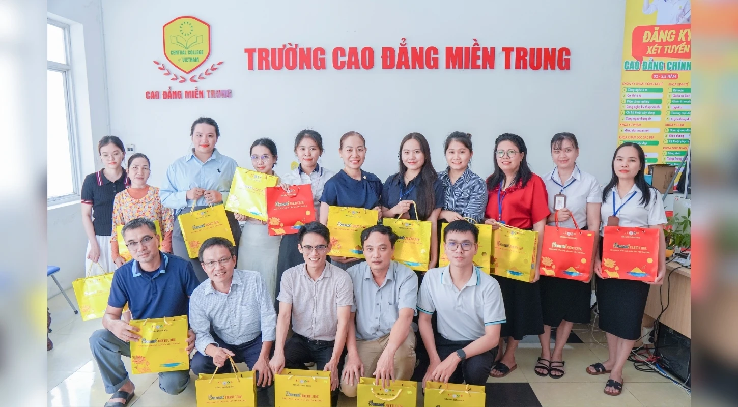 CAO ĐẲNG MIỀN TRUNG TRAO QUÀ TRUNG THU, LAN TỎA TINH THẦN GẮN KẾT VÀ SẺ CHIA | Trường Cao Đẳng Miền Trung