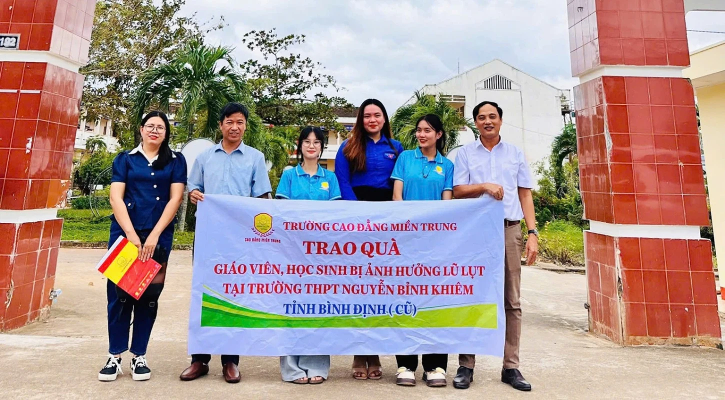 Trường Cao Đẳng Miền Trung Trao Quà Hỗ Trợ Giáo Viên, Học Sinh Vùng Lũ Hoài Ân | Trường Cao Đẳng Miền Trung