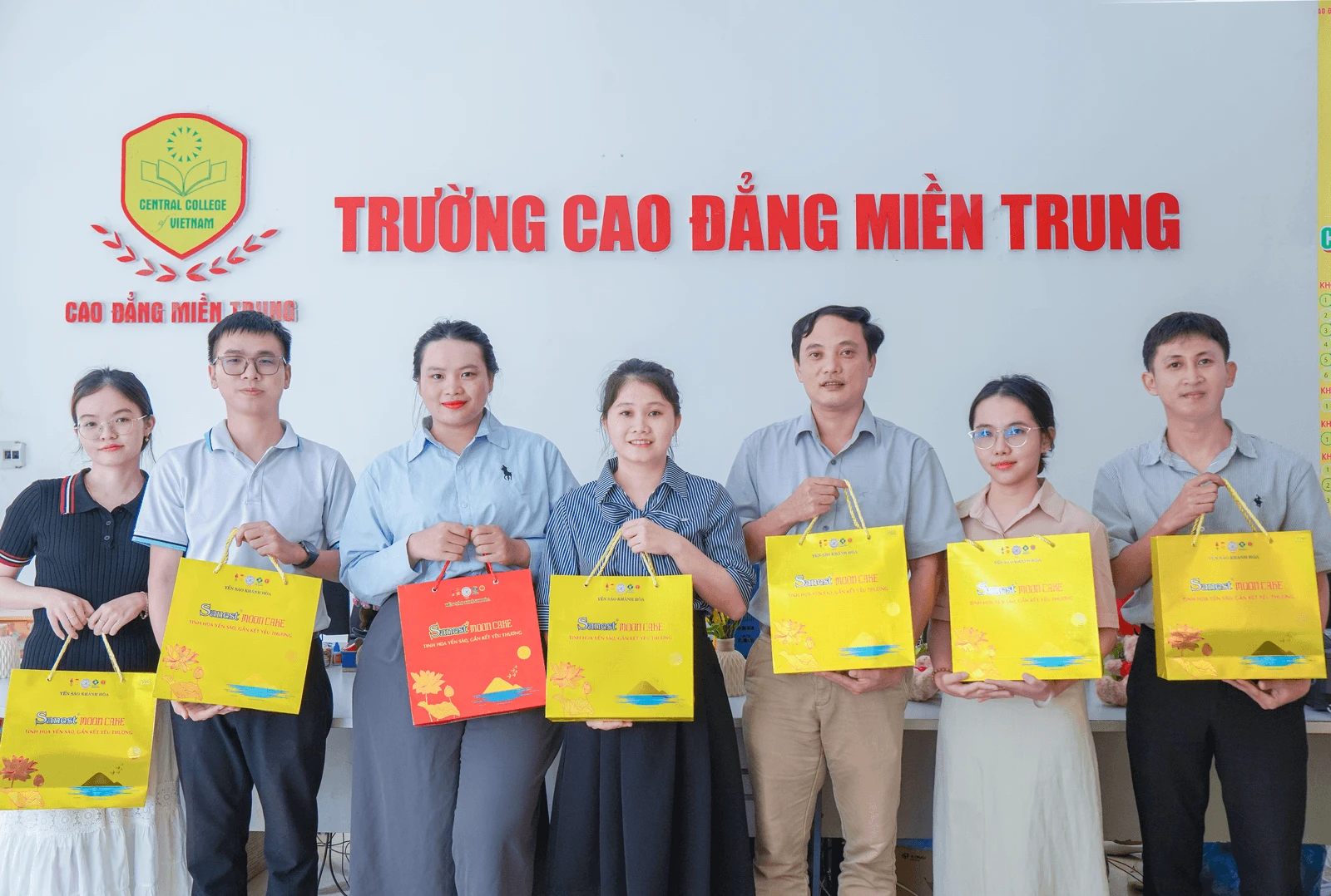 CAO ĐẲNG MIỀN TRUNG TRAO QUÀ TRUNG THU, LAN TỎA TINH THẦN GẮN KẾT VÀ SẺ CHIA