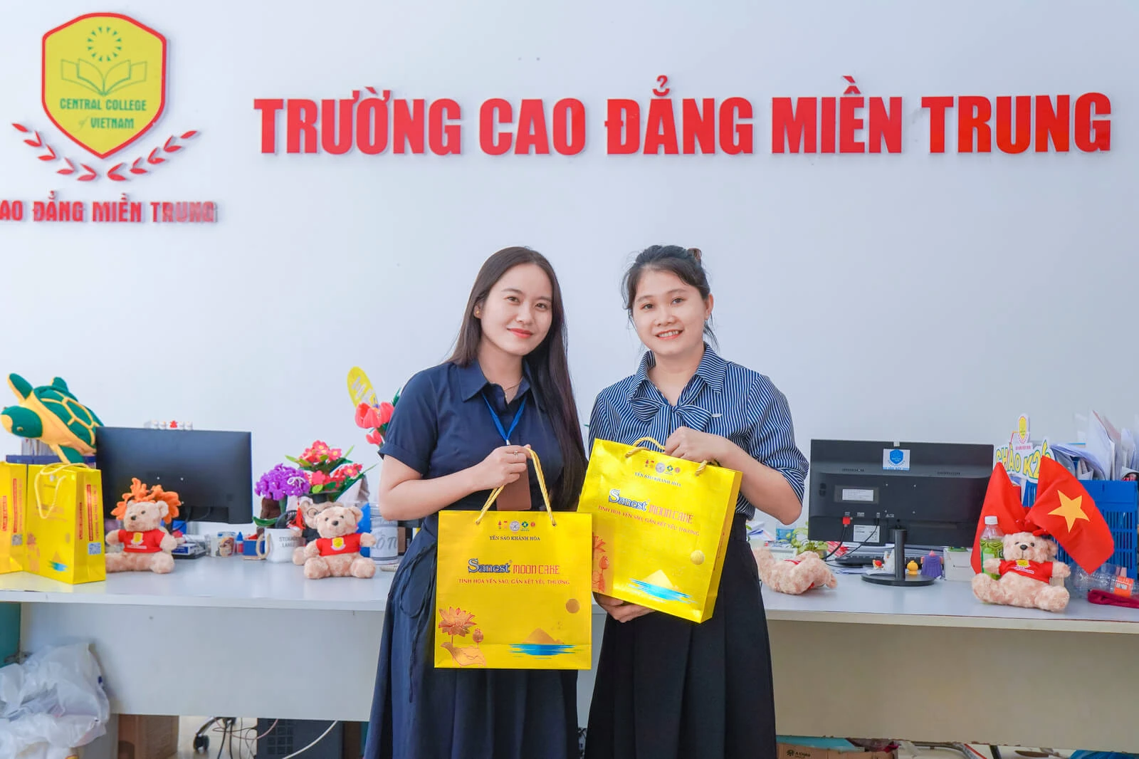 CAO ĐẲNG MIỀN TRUNG TRAO QUÀ TRUNG THU, LAN TỎA TINH THẦN GẮN KẾT VÀ SẺ CHIA