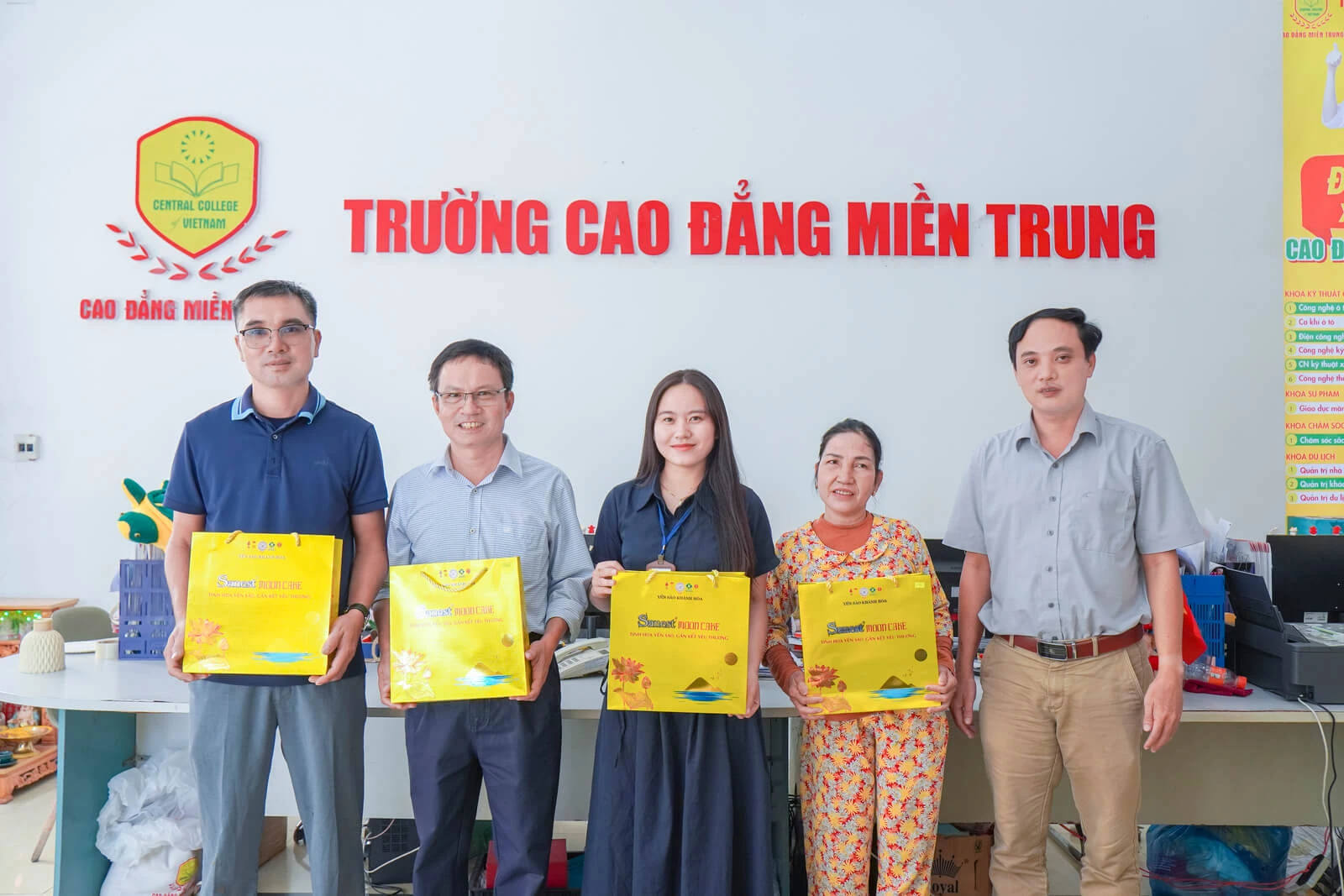 CAO ĐẲNG MIỀN TRUNG TRAO QUÀ TRUNG THU, LAN TỎA TINH THẦN GẮN KẾT VÀ SẺ CHIA