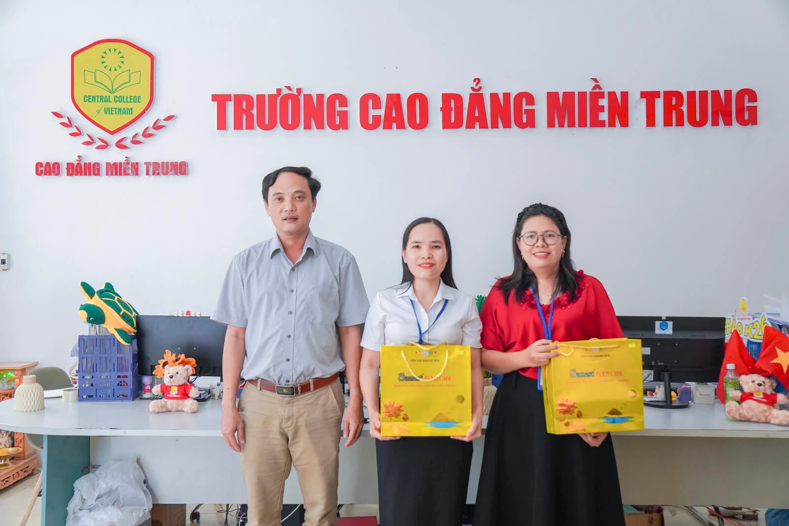 CAO ĐẲNG MIỀN TRUNG TRAO QUÀ TRUNG THU, LAN TỎA TINH THẦN GẮN KẾT VÀ SẺ CHIA