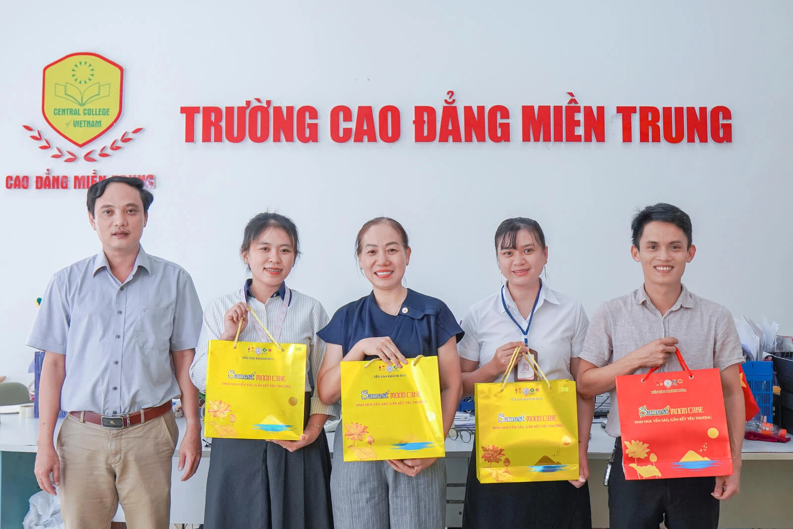 CAO ĐẲNG MIỀN TRUNG TRAO QUÀ TRUNG THU, LAN TỎA TINH THẦN GẮN KẾT VÀ SẺ CHIA
