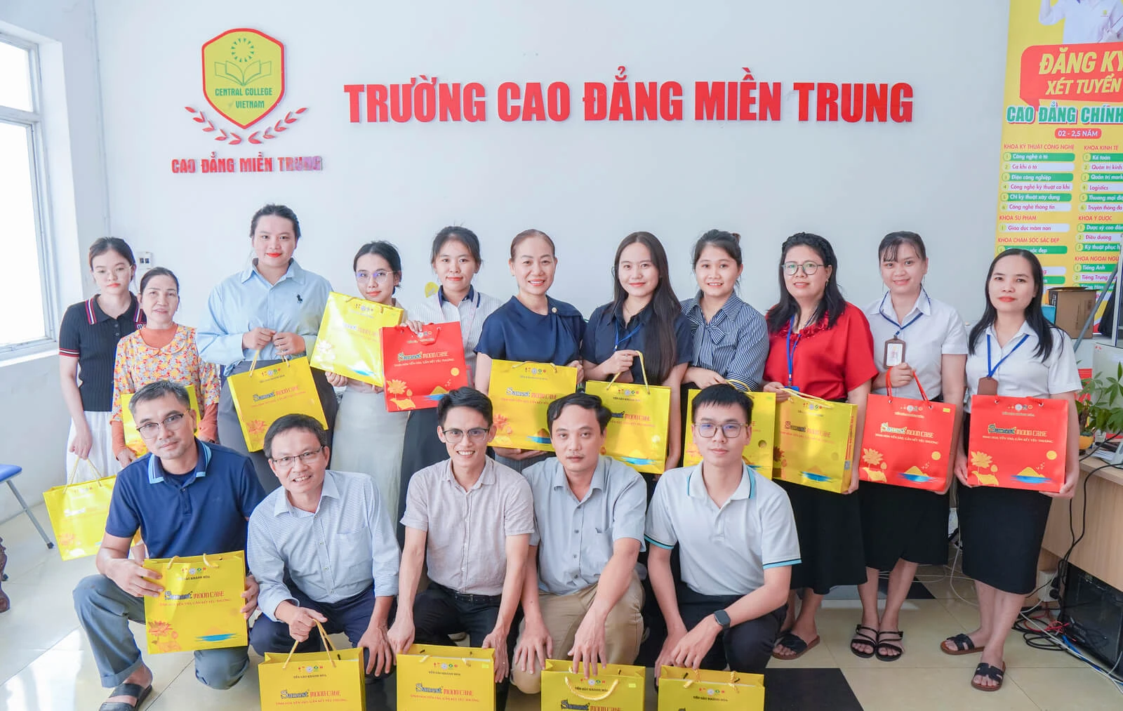 CAO ĐẲNG MIỀN TRUNG TRAO QUÀ TRUNG THU, LAN TỎA TINH THẦN GẮN KẾT VÀ SẺ CHIA