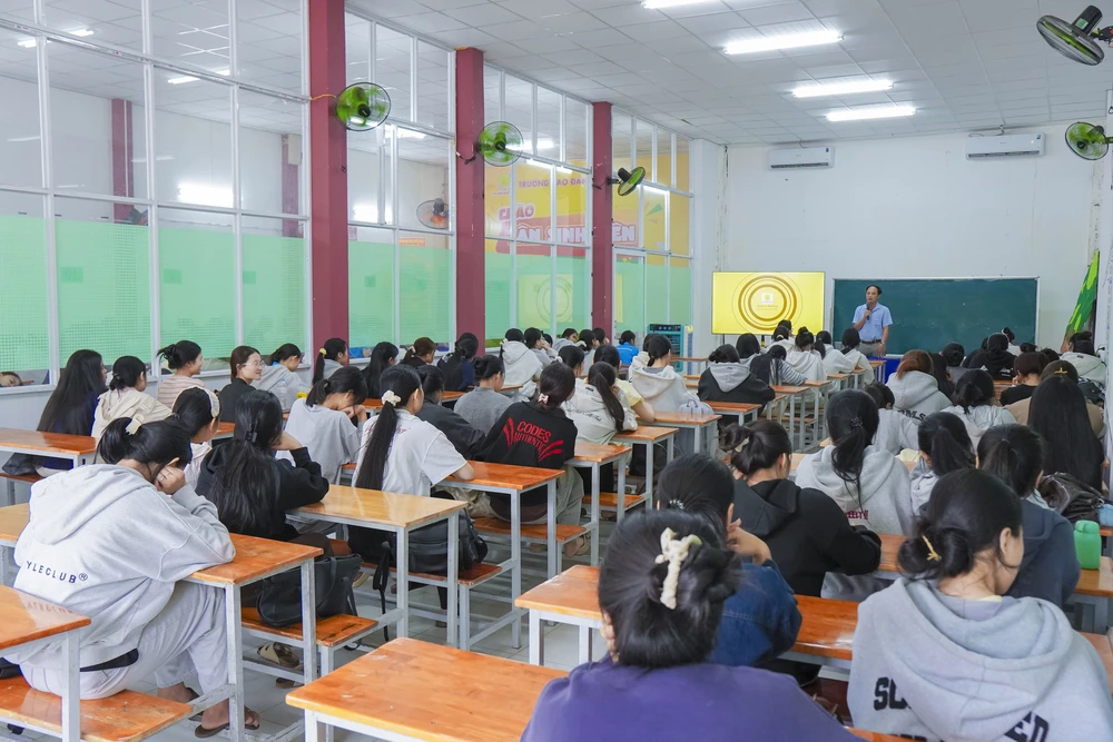 Tân Sinh Viên K26 Trường Cao Đẳng Miền Trung Tìm Hiểu Quy Chế Đào Tạo