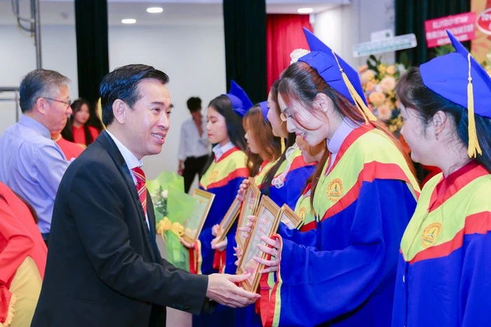 Trường Cao Đẳng Đại Việt Sài Gòn Khai Giảng Năm Học Mới Và Trao Bằng Tốt Nghiệp