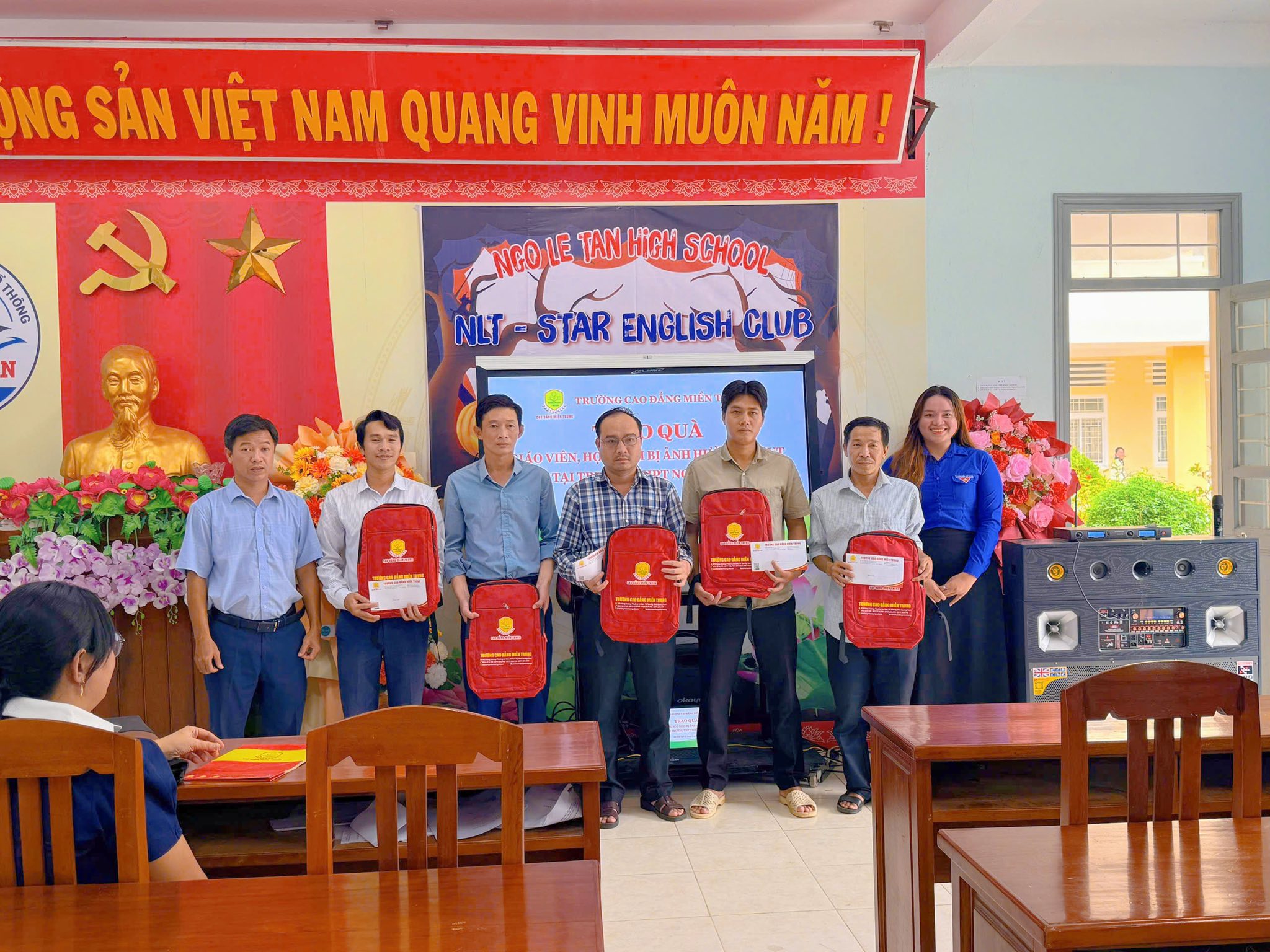 San sẻ yêu thương - Tiếp sức đến trường sau lũ lụt