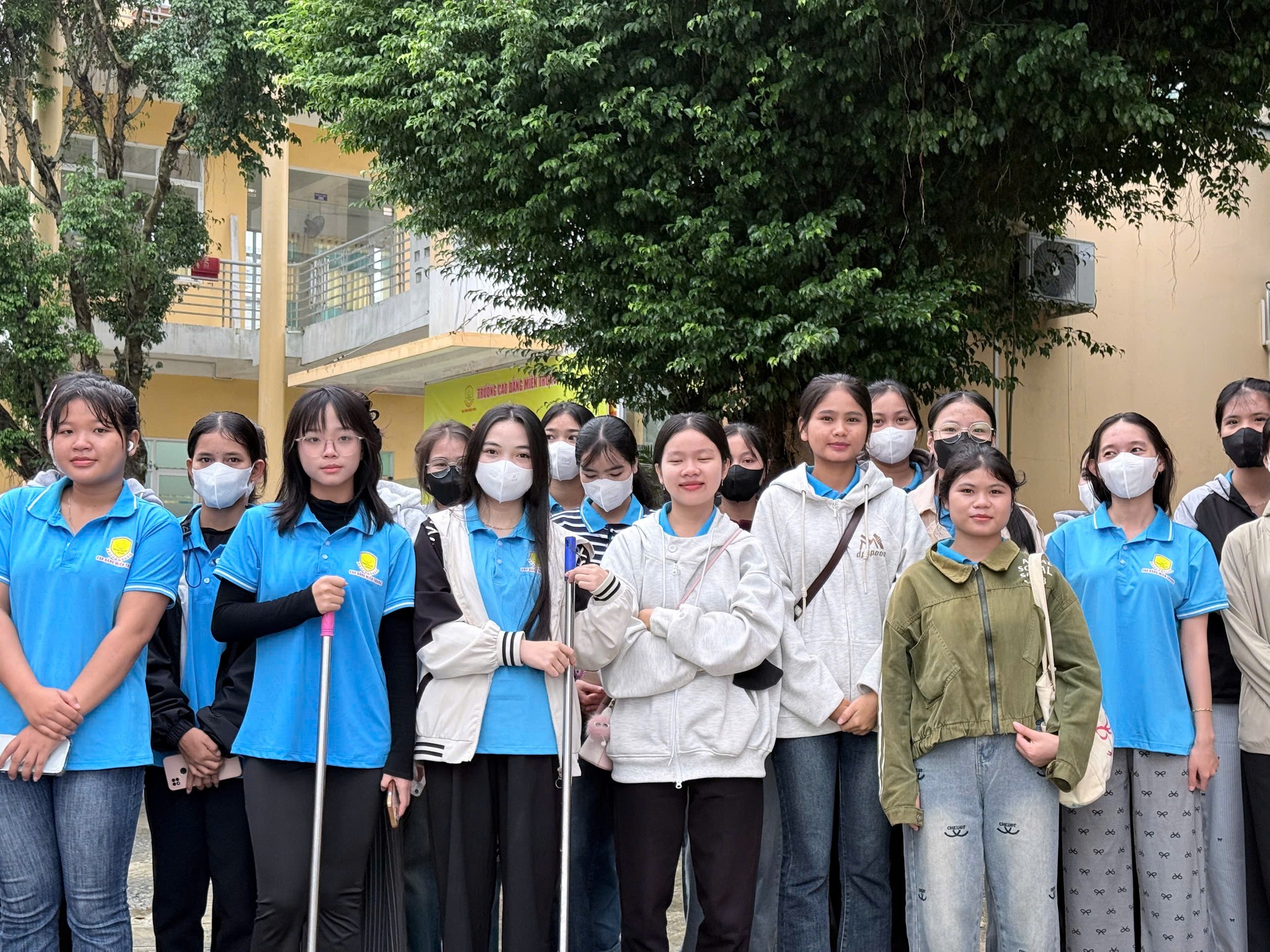 TUỔI TRẺ CAO ĐẲNG MIỀN TRUNG SẴN SÀNG RA QUÂN SAU LŨ